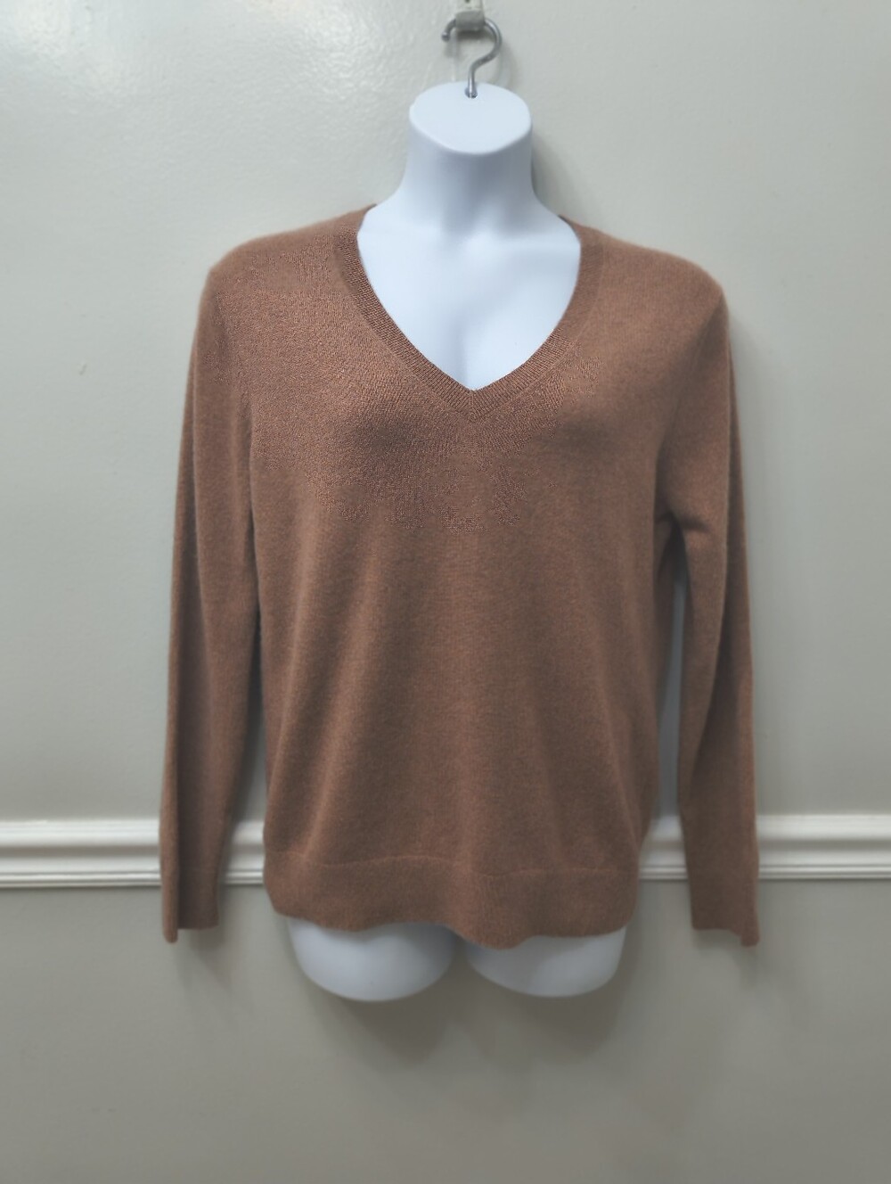 Vince Women's V-Neck Sweater M Medium Camel Quiet Luxury Classic Closet Staple